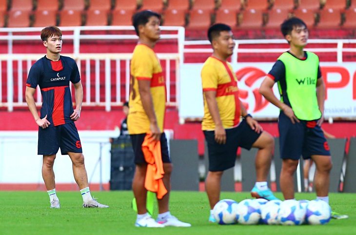 Hoàng Đức không được thi đấu, xem đồng đội tập sút 11m trên sân Thống Nhất - Ảnh 1.